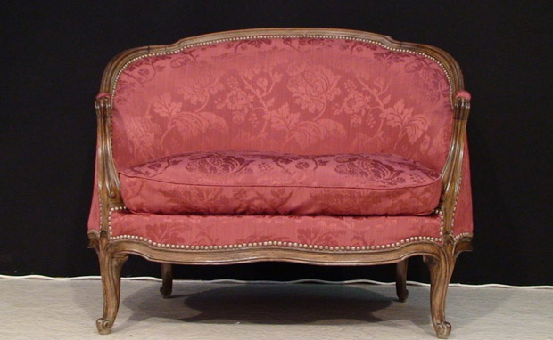 Petit canapé corbeille d'époque Louis XV présentée par Didascalies